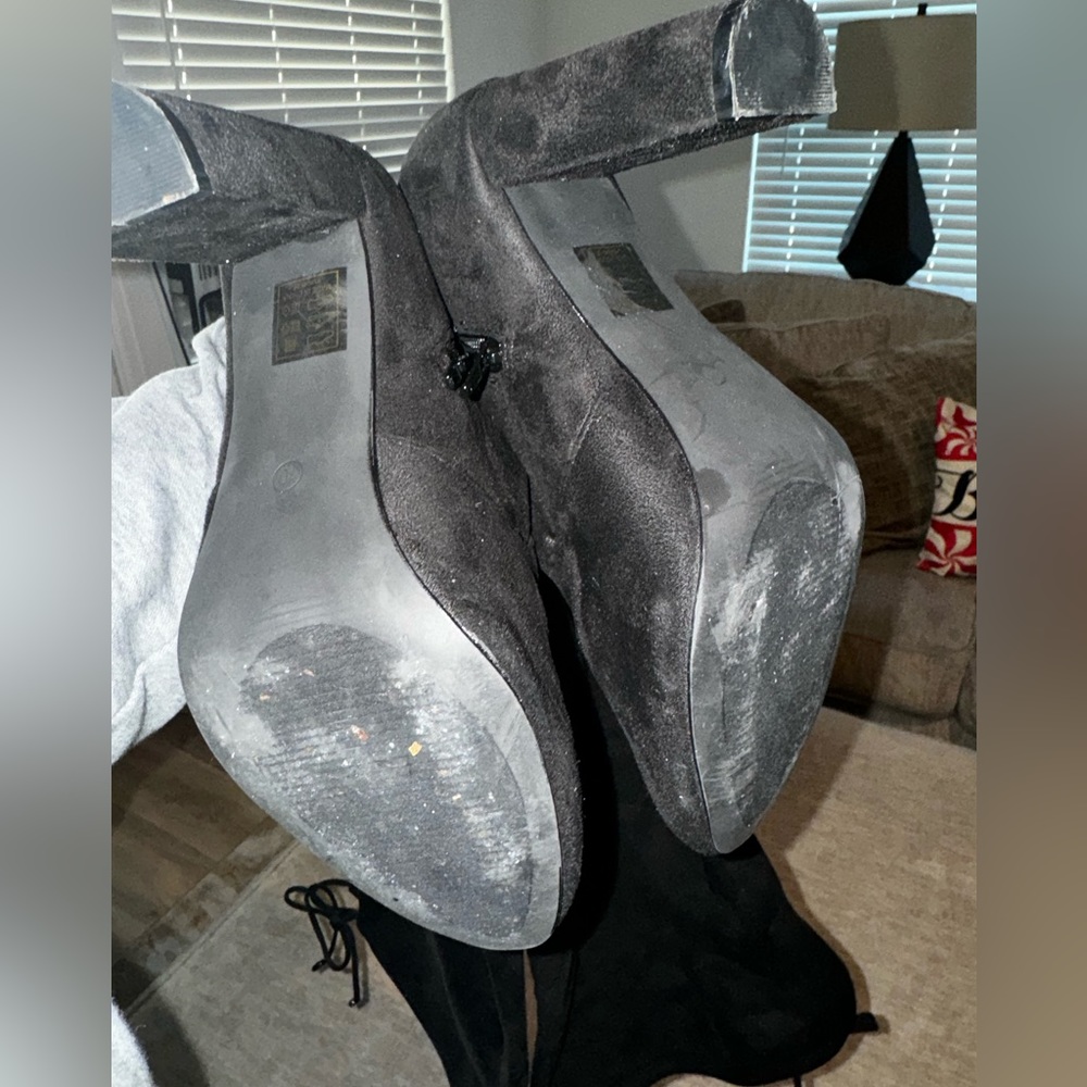 BLACK KNEE HIGH BOOTS/HEELS - Picture 6 of 7